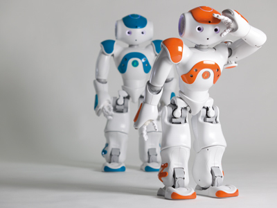 　人々の話題を集め、2012年「ロボットの殿堂」入りが決まったマシンを紹介しよう。

　1万7000人以上の人々が、2012年の殿堂入りロボットを選ぶためにオンラインで投票し、それぞれの見方によって親しみを感じられるものであったり恐ろしいものであったりする、さまざまなロボットを選んだ。

　スターの仲間入りを果たしたロボットは、「ウォーリー」「BigDog」「Nao」「PackBot」だ。

　12体の候補を選んだのはロボットの専門家だが、今回初めて一般投票によって、カーネギーメロン大学の「ロボットの殿堂」に入るロボットが選出された。

　「ロボットの殿堂」は2003年に設立され、実在のロボットと空想上のロボットに栄誉を与えている。殿堂入りロボットは、エンターテインメント、教育および消費者、産業およびサービス、研究の4分野で選ばれた。

　ここでは、2012年「ロボットの殿堂」入りを果たしたロボットとその他の候補者を画像で紹介する。最初に紹介するのは、ロボカップのスターであるNaoだ。フランスのAldebaran Roboticsが開発したNaoは、階段を上る、斜面を降りるなどのスキルを次々に獲得している。
