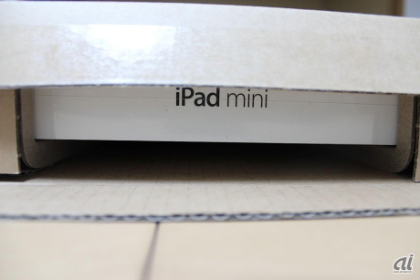 　ダンボールを開くと底には「iPad mini」の文字。気分は盛り上がる。
