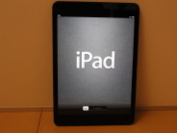 「iPad mini」開封の儀--本当に片手に収まるか？