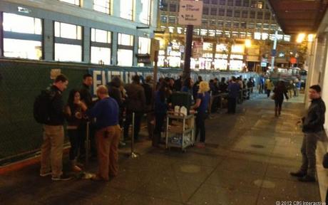 　米国太平洋時間午前7時10分頃、サンフランシスコのダウンタウンにある店舗前にできた行列。