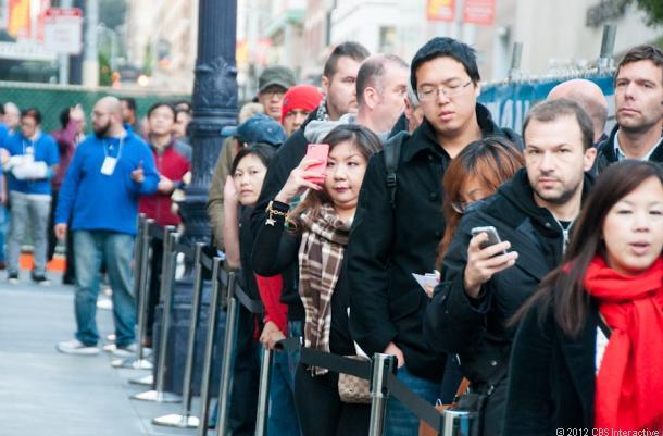 米国時間11月2日にサンフランシスコのダウンタウンでiPad miniを購入するために列に並ぶ人々