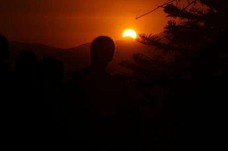 　チリ、サンティアゴ周辺の山岳地帯の近くでは、部分日食中にこうした穏やかな光景が広がった。Cesar Gonzalez氏が撮影。