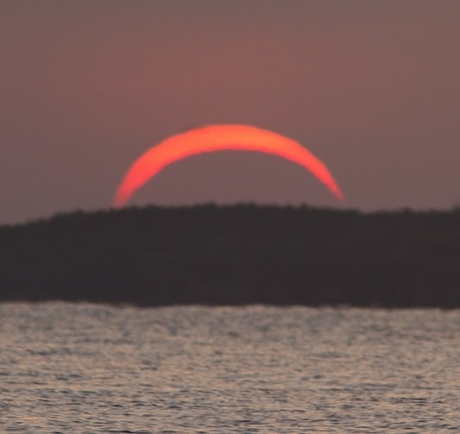 　Jon Clark氏は、この三日月型の太陽（日食によってできた形だ）がオーストラリア、リーポイントの海岸近くから上ってくるのを目にした。午前5時30分に起床してこの写真を撮影したClark氏は、その朝は「少し疲れた」と語る。苦労したかいがあったのではないだろうか。