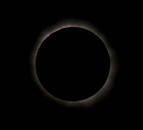 　月の後ろから太陽の内部コロナとプロミネンスが見えている素晴らしい写真。オーストラリアのポートダグラスでNicholas Jones氏が撮影。