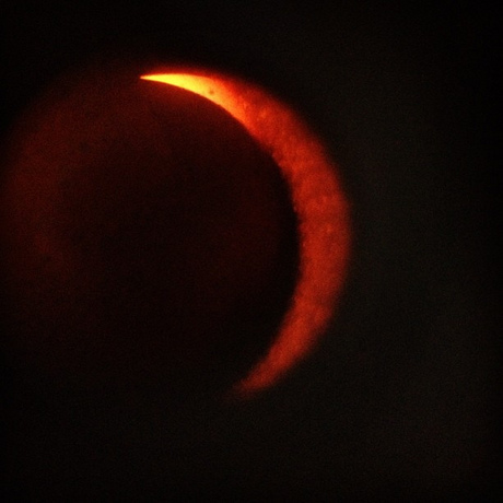 　今回の皆既日食では、このような素晴らしい太陽がつかの間、顔をのぞかせた。赤とオレンジの太陽だ。ニュージーランド、オークランドでAlejandra Garcia氏が撮影。