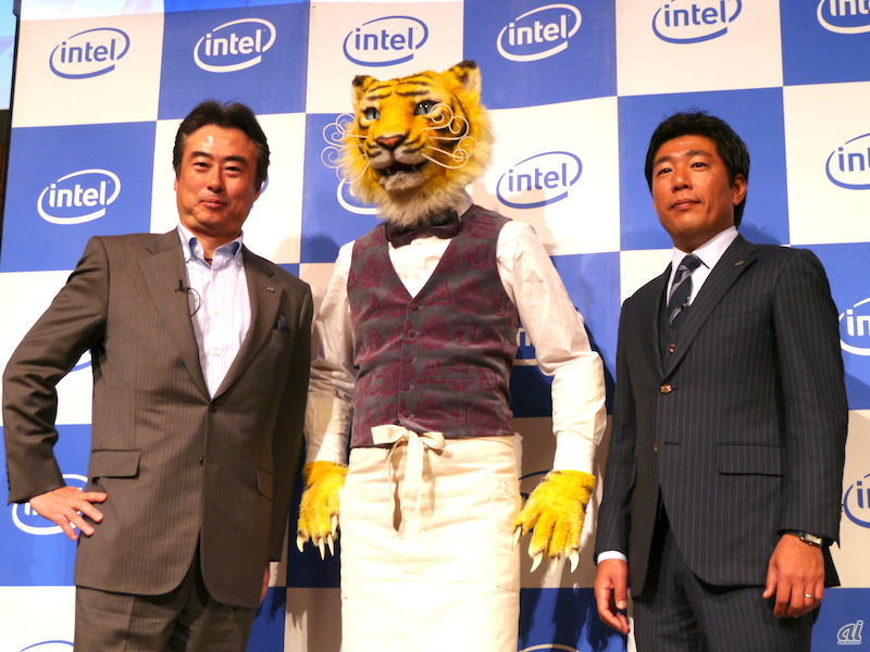 テレビCMでおなじみ、Ultrabookのイメージキャラクターであるトラと、インテルの吉田和正社長（左）、同マーケティング本部長の山本専氏