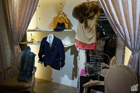 　スタイリストの亀恭子さんがプロデュースする「Kyoko's Fashion Shelf」。コンセプトは「Myクローゼット」だという。スマートフォンのカラーに合わせたい服などをセレクションしたという。