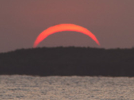 オーストラリアで観察された皆既日食--目を奪われる写真の数々