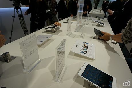 　ソフトバンク銀座では、iPadやiPad miniを実際に体験できるほか、アクセサリも豊富にそろっている。