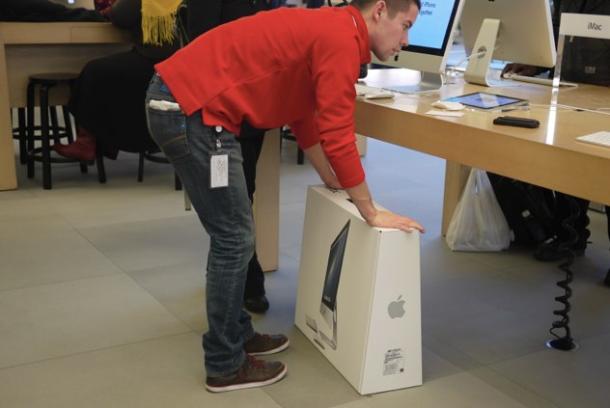 ニューヨークの5番街にあるApple Storeで購入されて持ち帰りの準備が整ったiMac