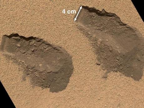 　Mars Hand Lens Imager（MAHLI）が10月31日に撮影したこの写真に写っているのは、NASAの火星探査機Curiosityが土壌サンプル採集の際に掘った3つめと4つめの溝だ。吹きだまりの上層は大きさ約0.02～0.06インチ（約0.51～1.52mm）の粗い砂粒で覆われており、それらの砂粒は厚さ約0.2インチ（約0.5cm）の薄くて堅い表面を形成している。

　その薄く堅い表面の下には、もっと粒の細かい砂があり、その砂の色は表面の塵よりも濃い茶色だ。
