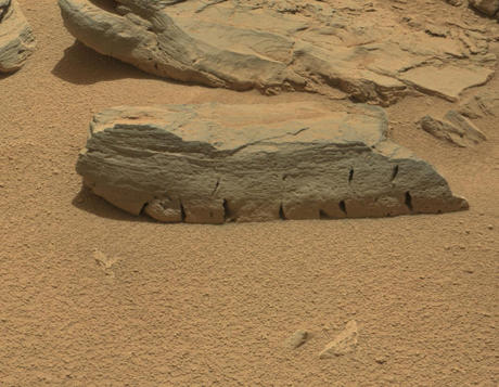 　「Rocknest 3」として知られる火星の岩石を撮影したこの写真は、マストカメラに搭載された焦点距離100mmの望遠レンズの右眼カメラによって10月5日に撮影された4枚の画像を組み合わせたものだ。

　ここに写っているRocknest 3は長さ約15インチ（約38.1cm）、高さ約4インチ（約10.2cm）で、Curiosityがスコップで火星の土壌サンプルを採集している現場であるRocknestの隣にある。
