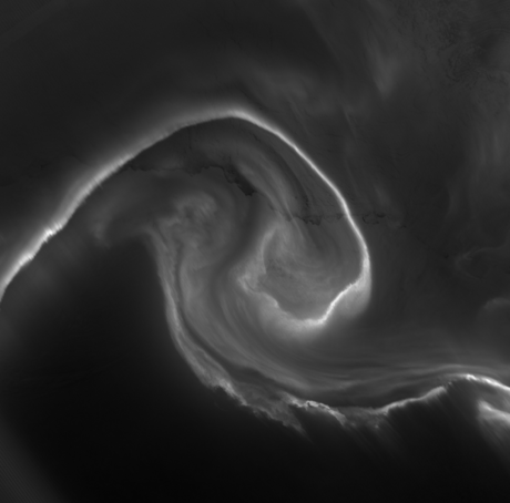 　2012年7月15日、Suomi NPP衛星のVIIRSは、南極のクイーンモードランドおよびプリンセスラグンヒルドコーストの上空に発生した南極光、つまり南天オーロラの夜の画像を撮影した。