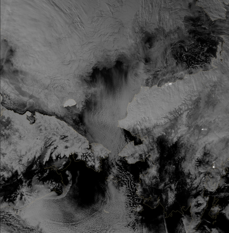 　科学者は、2012年夏に特別な関心を持って北極を観察した。2012年10月30日に撮影されたこの画像では、北極の海氷が観測史上最小になった。