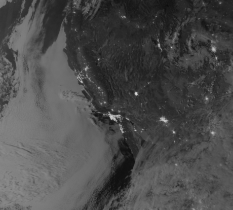 　2012年9月27日、Suomi NPP衛星のVIIRSは、カリフォルニア沿岸の夜の画像を撮影した。海に低くかかる層状の雲が写っている。