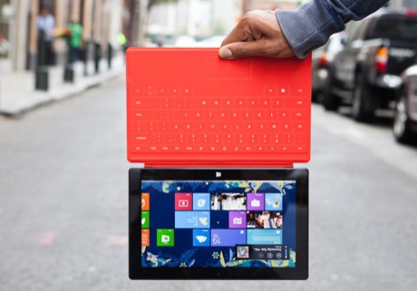 第14位　Microsoft Surface

　「Surface」は、エンターテインメント分野の能力で「iPad」に対抗するだけでなく、有能で生産性の高いデバイスとして仕上げられることで一歩先を行く可能性を持っていたタブレットであり、Microsoftにとっては、同社がそうしたタブレットを発売できることを世界に示すチャンスであった。

　Microsoftは、Surfaceを生産性の高いデバイスにすることは成功したものの、エンターテインメントデバイスとしてiPadと肩を並べるには課題が残る。しかし、タブレットとキーボードの取り付けを簡単にしたり、その取り付けの際に「カチリ」という音が鳴るようにしたりと、Microsoftは細部にまで配慮しているため、同社が品質の高い製品を発売するために努力しなかったとは言いにくい。

