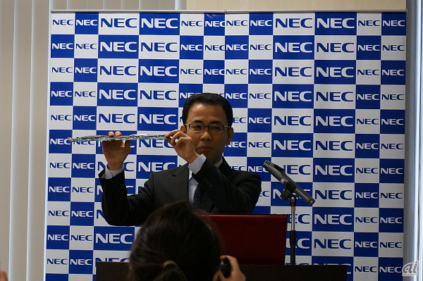 薄い基板を手にする、NECパーソナルコンピュータ 商品企画本部 本部長の栗山浩一氏