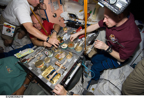 　スペースシャトル「Atlantis」のドッキング中に、食事のためにISSの「Unity」ノードに集まったクルーたち。2009年11月23日撮影。