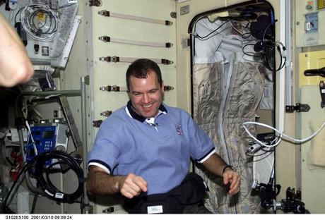 　スリープステーションの横にいる宇宙飛行士のPaul Richards氏。