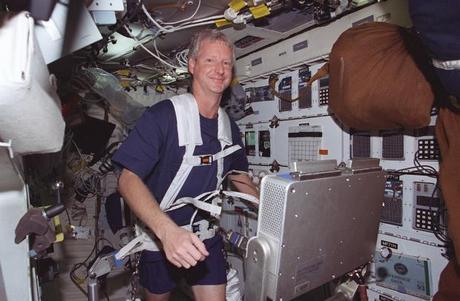 　スペースシャトルColumbiaのミッドデッキにあるトレッドミルで走っている宇宙飛行士のSteven Hawley氏。このエクササイズは、ISS用に設計されたハードウェアである「Treadmill Vibration Isolation System」（制振装置付きトレッドミル：TVIS）の評価実験の一部だ。