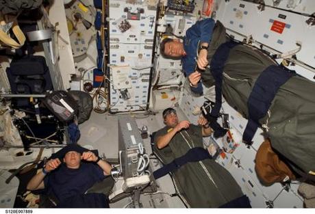 　スペースシャトル「Discovery」がISSにドッキングされている間に、ミッドデッキに取り付けられた寝袋でまどろむ宇宙飛行士のPam Melroy氏（左）、George Zamka氏（右下）、Paolo Nespoli氏。

　通常、宇宙飛行士はミッションの1日の終わりに8時間の睡眠を取るスケジュールになっている。ただし、地球上で寝る場合とほぼ同じで、睡眠の途中でトイレに起きることもあるし、遅くまで起きていて、窓の外を眺めていることもある。地球で眠る時のように、宇宙飛行士は夢も悪夢も見るし、いびきもかく。
