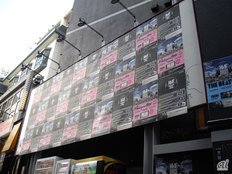 　ポスターは東京渋谷の街中18カ所に掲出される。写真は「Francfranc」横のボード。N’夙川BOYSのポスターが大量に貼られていた。