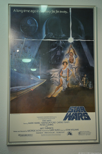 　1977年5月頃には、あらゆる映画館の外にこのポスターがあったはずだ。このポスターに描かれているルーク・スカイウォーカーとレイア姫は、映画ファンの記憶に永遠に生き続けるイメージだ。