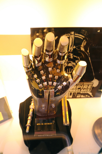 　これは「スターウォーズ」でC-3PO役を演じたAnthony Danielsが着用した、ドロイドの手の実物。