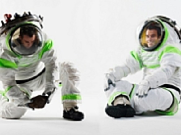 まるで「トイ・ストーリー」のバズ・ライトイヤー？--NASA次世代宇宙服、2015年導入へ