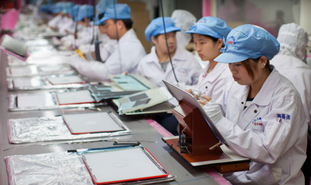 上海にあるAppleのサプライヤーの工場でMacBook Proのディスプレイエンクロージャの組み立ておよび品質チェックをする作業者