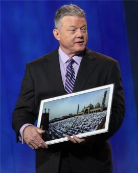 パナソニック ノースアメリカの最高経営責任者（CEO）のJoe Taylor氏が披露した4K画面搭載の20インチWindows 8タブレット