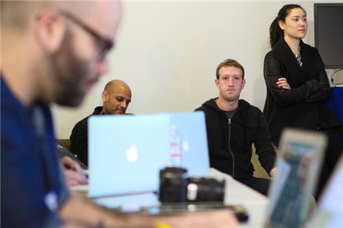 Graph SearchをデモするFacebook社員を見つめるMark Zuckerberg氏