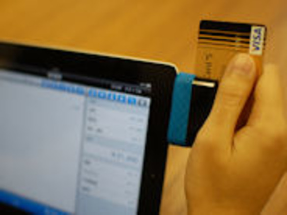 iPad使ったPOSレジ「スマレジ」、カード決済を強化--ジャック差込タイプのリーダーを採用