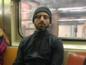 「Google Glass」を装着したブリン氏、ニューヨークの地下鉄に現る