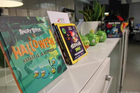 　Angry Birdsはただのゲームではない。同社オフィスのディスプレイには、Angry Birdsの書籍が複数展示されている。