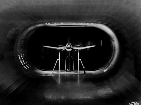 　40フィート×80フィート（約12m×24m）のテスト区画に設置された、米海軍とDouglasによる航空機「XSB2D-1」をガイドベーンの中心点から見たところ。これは、1944年の空洞建設後に初めてテストを行った模型だ。

　ソビエト連邦崩壊までの丸40年間、NFACには当初は世界最大の、後には世界第1位と第2位の大きさの空洞があった。しかし、そうだと断言することは誰にもできなかった。1986年までは、ソ連の空力試験施設の状況について、米国側には正確な情報がなかったからだ。