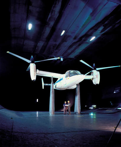 　NASAエイムズ研究センターの40フィート×80フィート（約12m×24m）のテスト区画で、ティルトローター機をヘリコプターのような離陸モードの状態にしてテストを行っている。