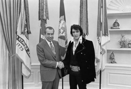 　Richard M. Nixon米大統領とElvis Presley。1970年12月21日にホワイトハウスで撮影。

　出典：シリーズ：マスタープリントファイル、編集：1969-1974（コレクション　RN-WHPO）
