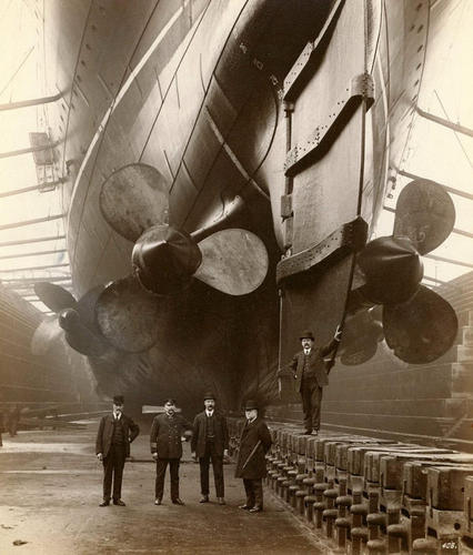 　1909年にリバプールのカナダドック内にある、「RMS Mauretania」の舵のそばでポーズを取る機関長のJohn Currie氏。当時、Mauretaniaは世界最大かつ最速の船だった。

　参照番号：TWAS: DS.WS/143/68 

