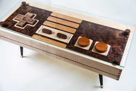 　任天堂ゲーム機コントローラ型のコーヒーテーブル

　カエデ材、マホガニー、クルミ材でできている。
