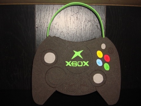 　「Xbox」コントローラ型のパーティーバッグ