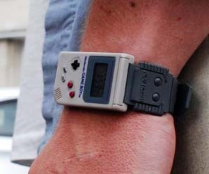 　「ゲームボーイ」型の腕時計

　任天堂グッズとしては人気の商品。
