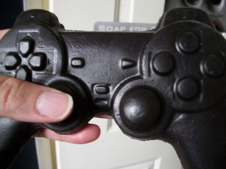 　PlayStationのコントローラ型石けん

　シトラスの香り付き。
