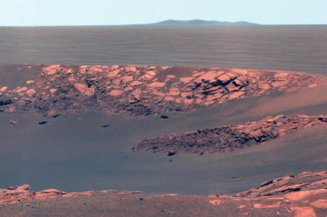　これは、NASAの火星探査車Opportunityが2010年11月11日に撮影した、イントレピッドクレーターだ。このクレーターの名称は、1969年11月19日に月に着陸した、NASAの「Apollo 12」ミッションの月着陸船にちなんでいる。

　フルサイズのパノラマ写真はリンク先で見ることができる。
