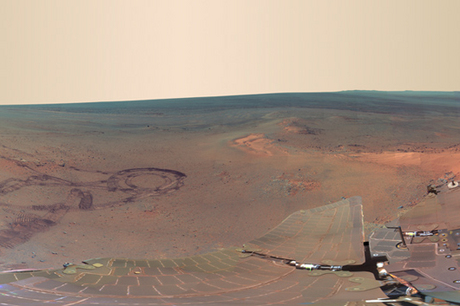 　この写真は、Opportunityのパノラマカメラが撮影した、「グリーリーヘイヴン」として知られる露頭の817枚の画像から成る360度パノラマ写真だ。最近の火星の冬にあたる2011年12月21日に撮影されたもので、Opportunityはその当時、この場で動かずに4カ月間にわたって調査を行っていた。

　フルサイズのパノラマ写真はリンク先で見ることができる。
