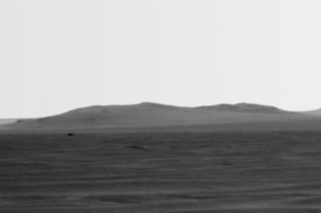 　NASAの火星探査車Opportunityは、パノラマカメラで超高解像度イメージング技術を使用して、この東の地平線の眺めを撮影した。右に写っているのはエンデバークレーターの西縁だ。火星での探査開始から2298日目（火星日）にあたる、2010年7月11日に撮影された。

　NASAによれば、超高解像度イメージング技術は、同じ被写体を撮影した複数の写真からの情報を合成し、それぞれの画像よりも解像度の高い画像を作り出す技術だという。

　フルサイズのパノラマ写真はリンク先で見ることができる。
