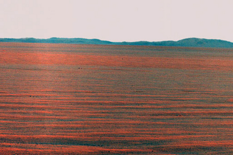 　この疑似カラー画像は、2010年10月31日にパノラマカメラで撮影した、西の地平線の眺めだ。クレーターの東縁の一部が、約19マイル（約30km）の距離に見えている。

　フルサイズのパノラマ写真はリンク先で見ることができる。

