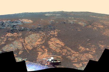 　この疑似カラー画像は、岩石や土壌のさまざまな物質の違いを際立たせるのに役立つ。3種類の異なるパノラマカメラのフィルタ（近赤外線、緑、紫）を通して撮影した画像を合成すると、人間が火星に降り立った場合に目にする風景をより良くシミュレーションすることができる。

　フルサイズのパノラマ写真はリンク先で見ることができる。
