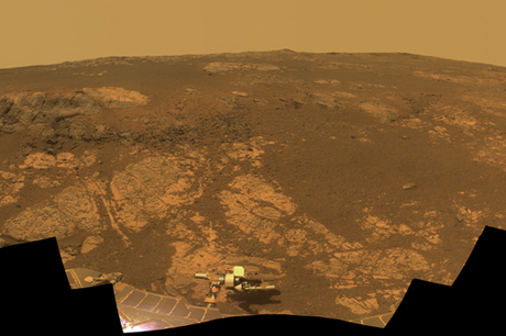　米航空宇宙局（NASA）の火星探査車「Opportunity」は2004年1月24日、火星に着陸し、9年間という驚くべき長期にわたって続くことになる調査を開始した。双子の探査車である「Spirit」（2010年に運用停止）の3週間後に火星に着陸したOpportunityは、今でも順調に動いている。

　この写真は、2012年11月19日に撮影された、エンデバークレーターの西縁にあるマティアビッチヒルの210度パノラマ写真だ。Opportunityはこの場所に到着して以来、約22マイル（約35km）を走行し、その途中で17万6258枚のRAW画像を撮影している。当初3カ月だったミッション期間から調査期間は大幅に延長されている。

　火星旅行は別として（いつの日か実現するかもしれないが）、ここで紹介する厳選されたパノラマ写真は、火星に行くのに次ぐ良いものだ。

　フルサイズのパノラマ写真はリンク先で見ることができる。
