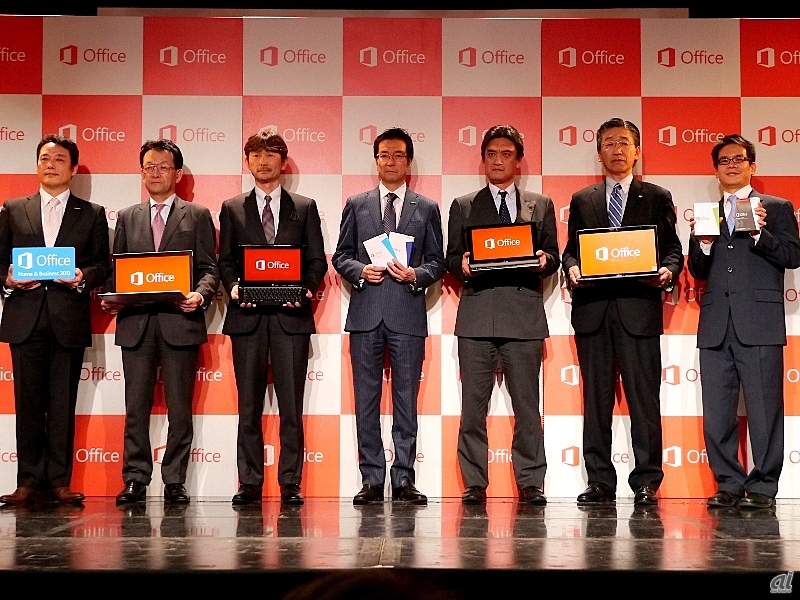 内PCメーカー各社の首脳。（左から）日本マイクロソフトの宗像執行役、NECパーソナルコンピュータの高塚社長、ソニーの赤羽業務執行役員、日本マイクロソフトの樋口社長、東芝の長嶋事業部長、富士通の大谷執行役員常務、日本マイクロソフトのロアン・カン業務執行役員